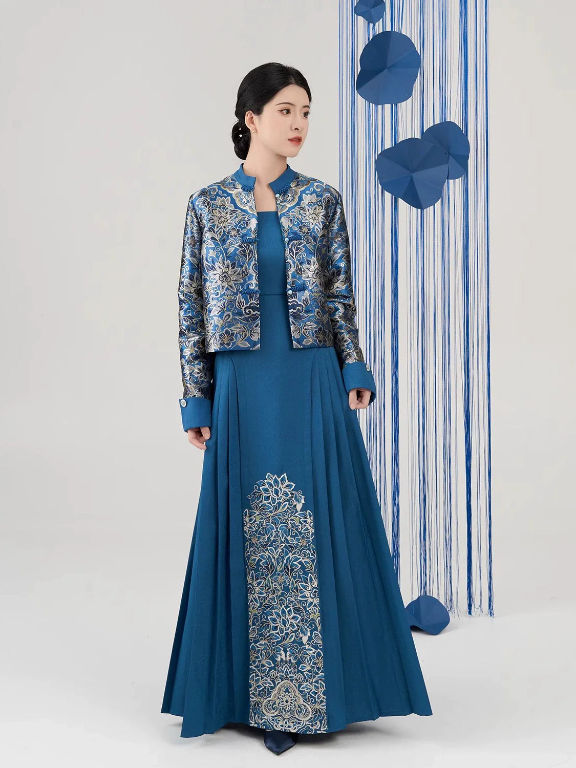 Ming Dynasty Modern Hanfu, Mamianqun, Glaze Blue Branch 釉蓝枝 (Preorder)