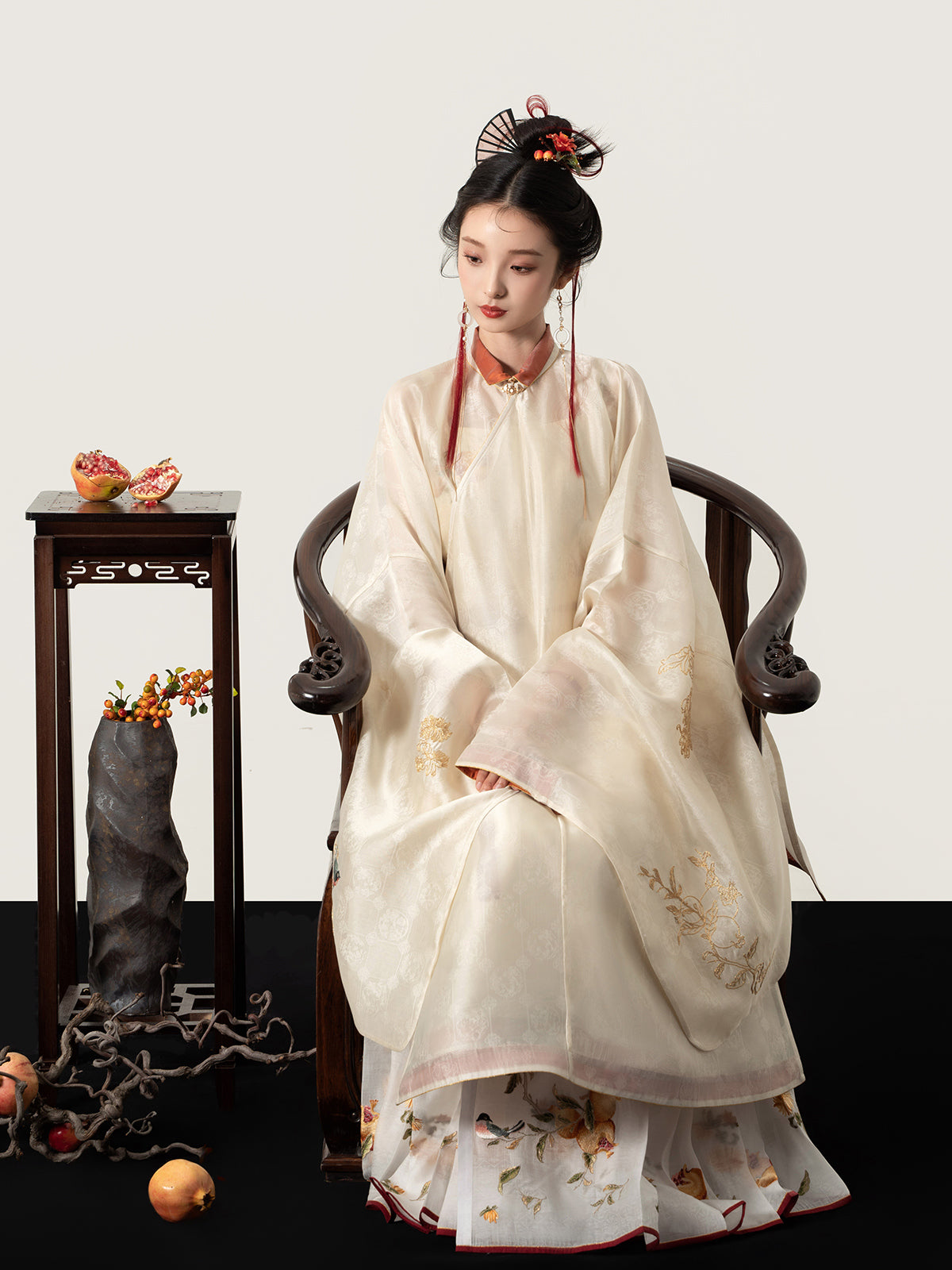 Sparrow 榴雀梢 - Silk Jacquard Bijia & Mamianqun Ming Dynasty Hanfu Set (Preorder)