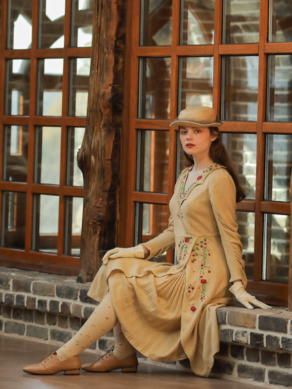 Beige Blossom in Retro Pleats Dress
