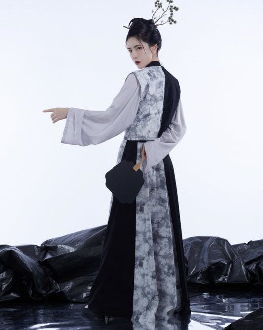 Modern Hanfu, Larrisa