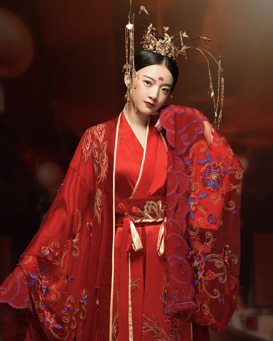 The Modern Chinese Wedding Gown, Luminous