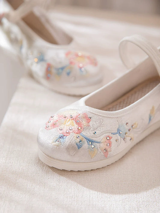 New Moon - Embroidered Hanfu Shoes