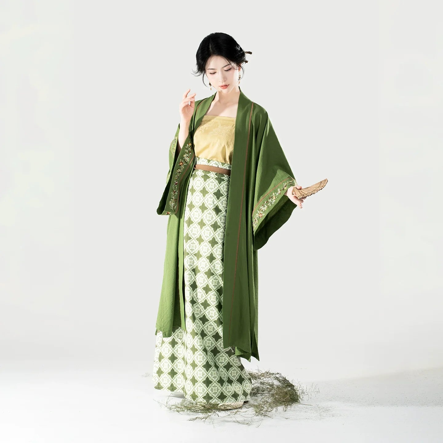 Yuhuacui 玉华翠 - Modern Song Dynasty Hanfu Outfit (Preorder)