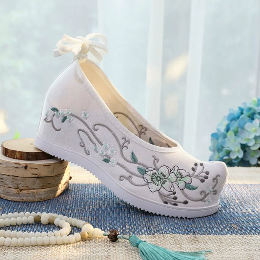 Maria - Embroidered Chinese Hanfu Shoes
