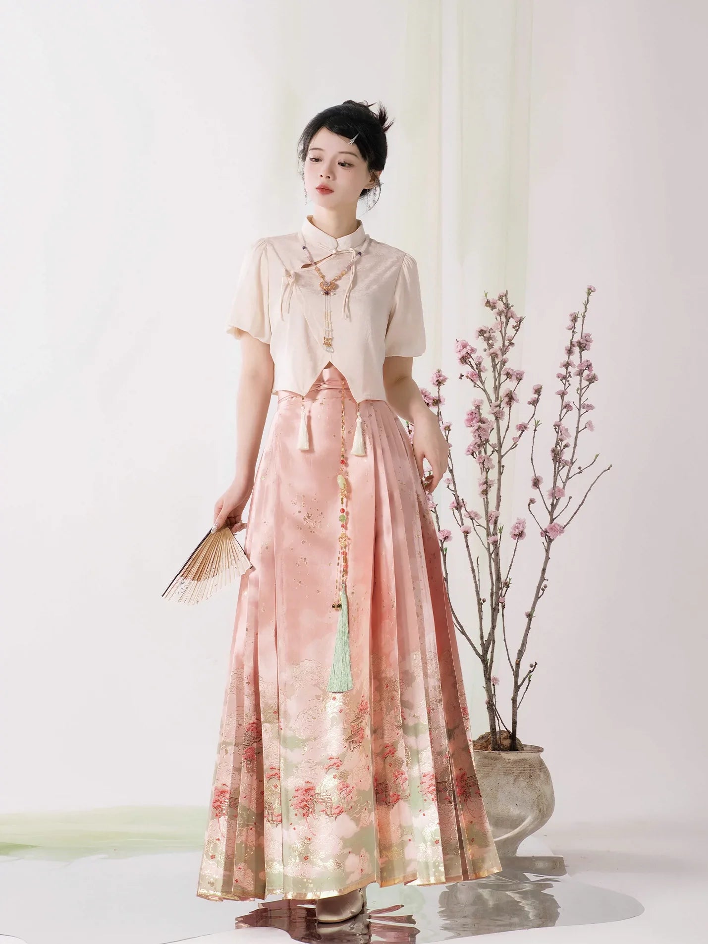 Ming Dynasty x Modern Hanfu: Ten Miles Peach Blossoms 十里桃花 (Preorder)