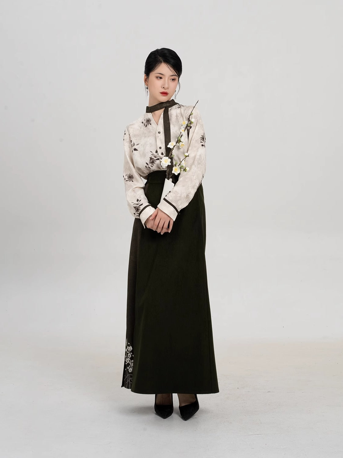 Fumei 赋梅 - V Neck New Chinese Style Song Dynasty Hanfu (Preorder)