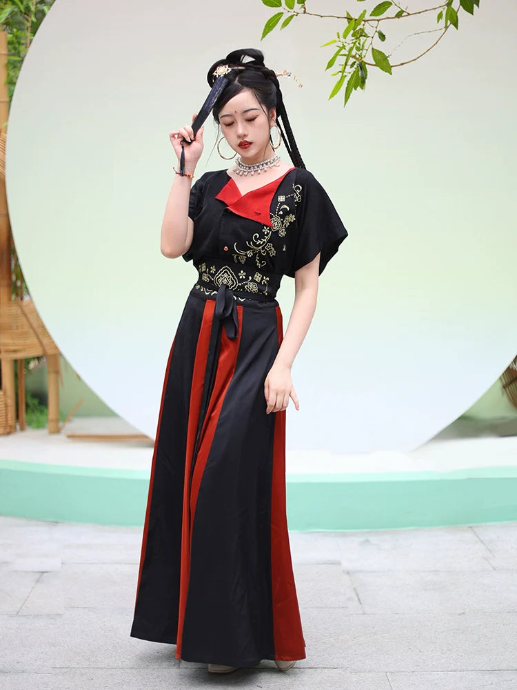 Tang Dynasty x Modern Hanfu: Mountains and Moon 关山月 (Preorder)