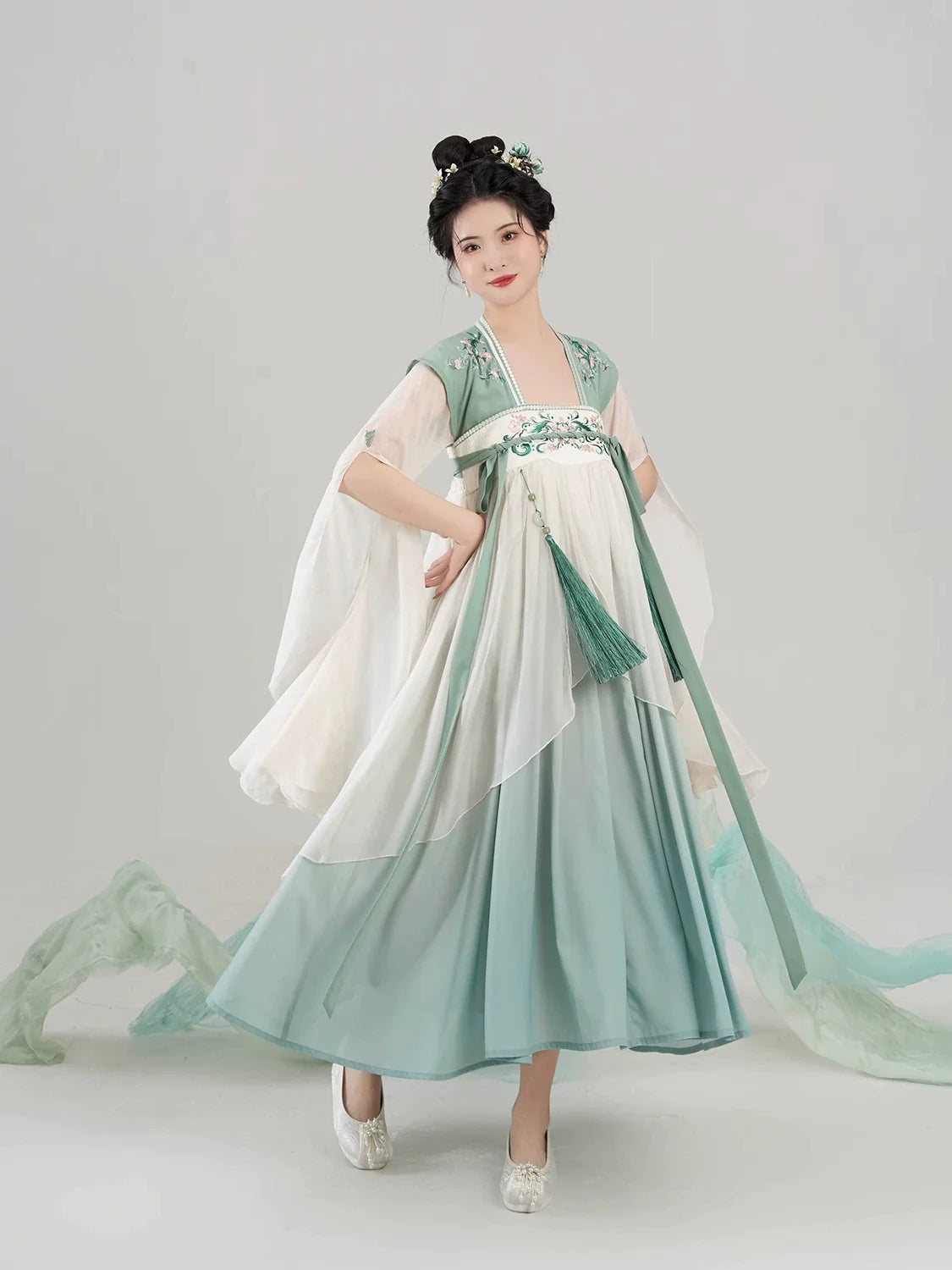 Tang Dynasty JX3 Inspired Modern Hanfu, Qintao 琴桃落歌 (Preorder)