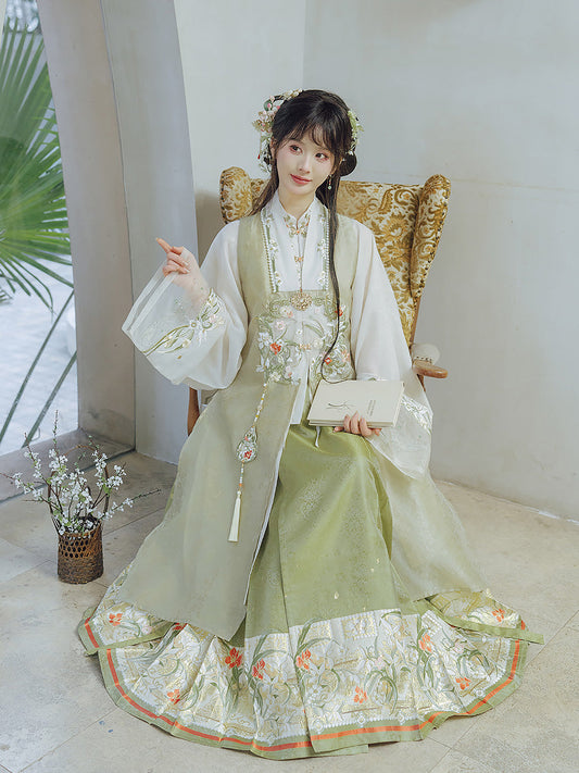 Spring Returns 踏春归  - Bijia & Mamianqun Ming Dynasty Hanfu Set