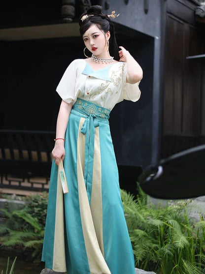 Tang Dynasty x Modern Hanfu: Mountains and Moon 关山月 (Preorder)