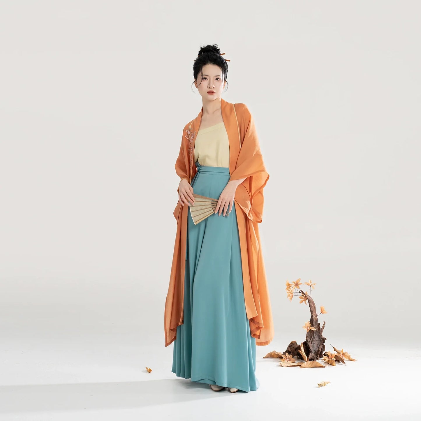 Yi Zhou 弋舟 - Modern Song Dynasty Hanfu Outfit (Preorder)
