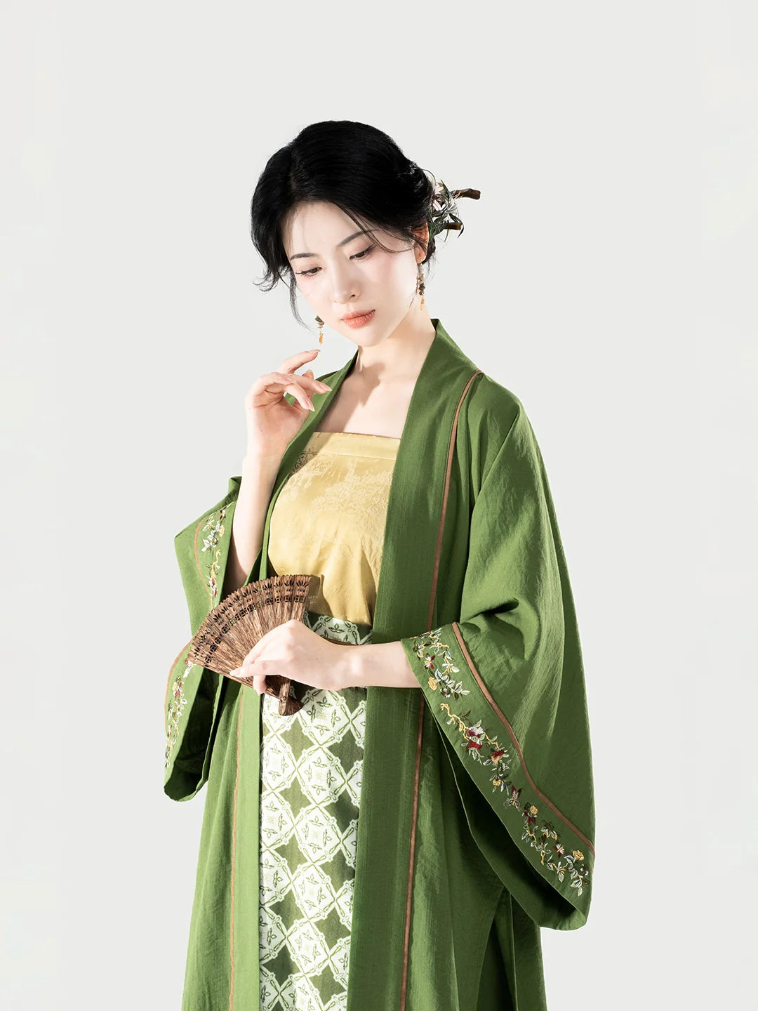 Yuhuacui 玉华翠 - Modern Song Dynasty Hanfu Outfit (Preorder)