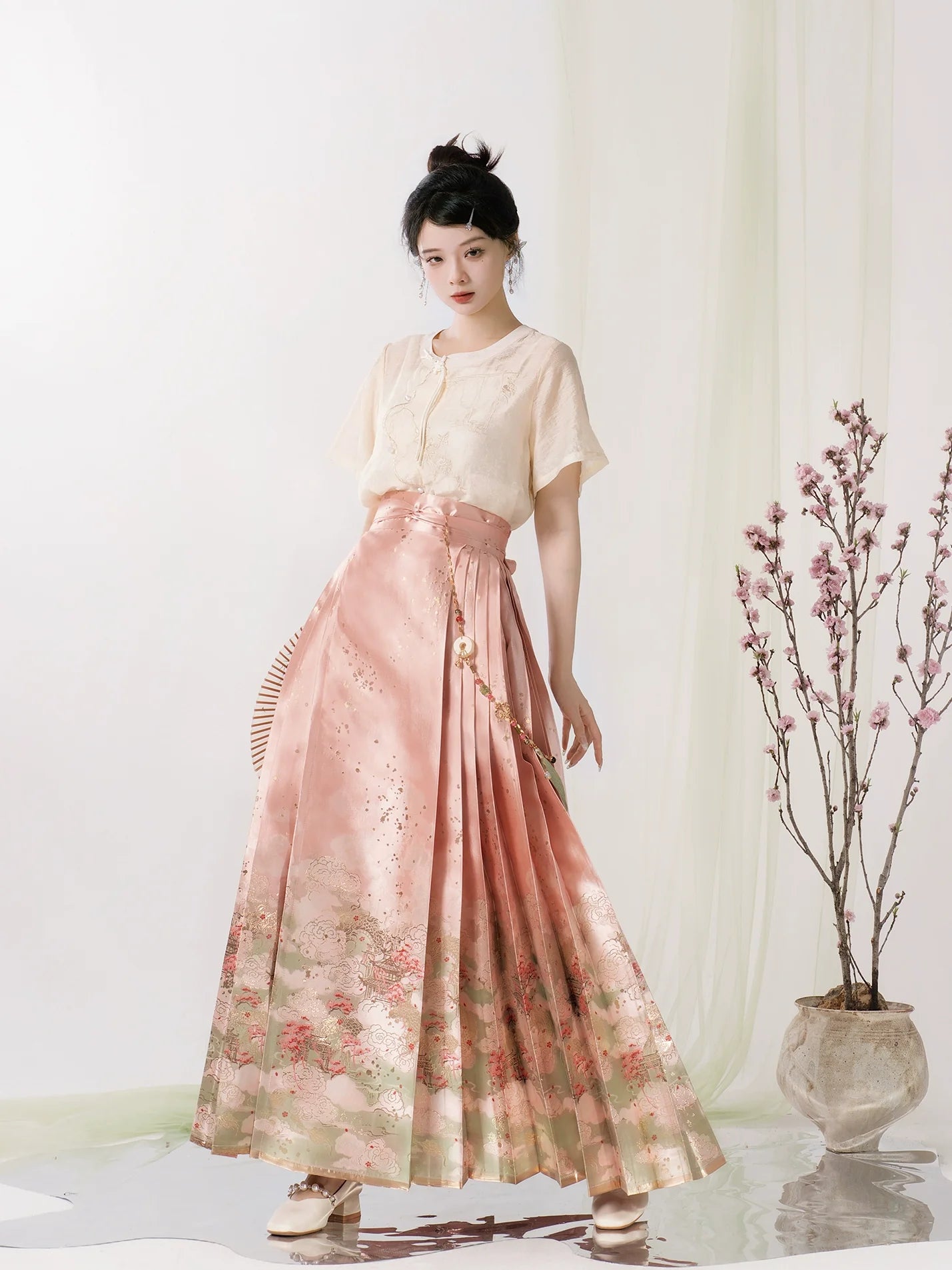 Ming Dynasty x Modern Hanfu: Ten Miles Peach Blossoms 十里桃花 (Preorder)