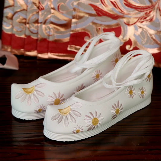 Daisy – Embroidered Chinese Hanfu Shoes