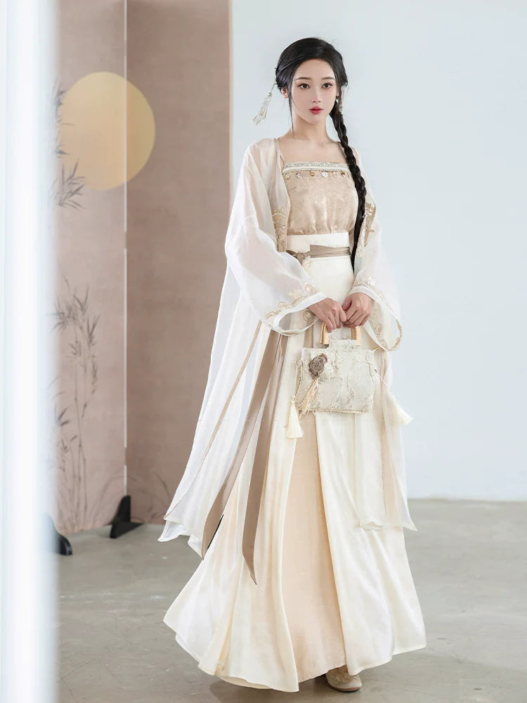 Song Dynasty x Modern Hanfu: Clouds and Moon 云间月 (Preorder)