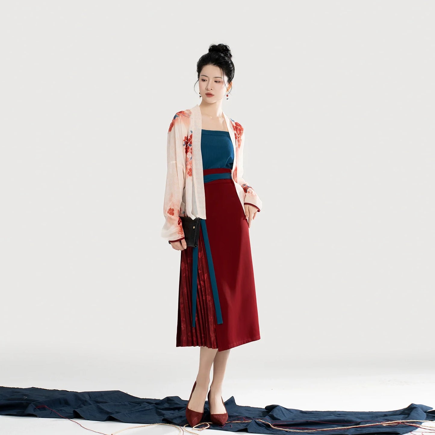 Chi Lingxiao 赤凌霄 - Modern Song Dynasty Hanfu Outfit (Preorder)